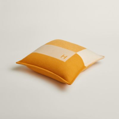 ホームテキスタイル：プレード、クッション、カシミヤ | Hermès